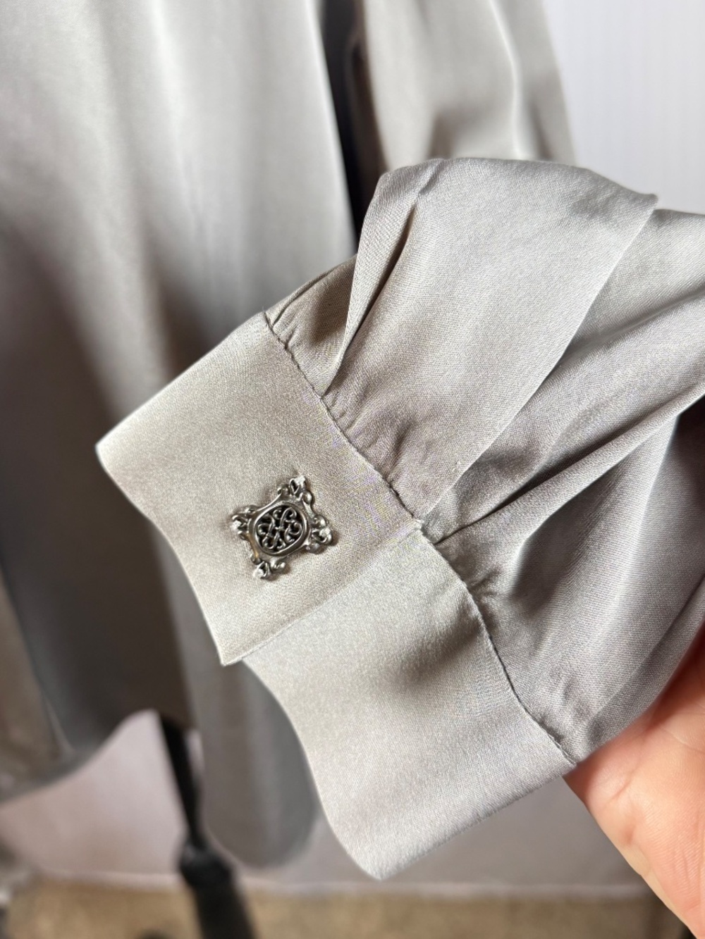 ELIE TAHARI designer dressy gray silk blouse, very classy, XL - Picture 5 of 10